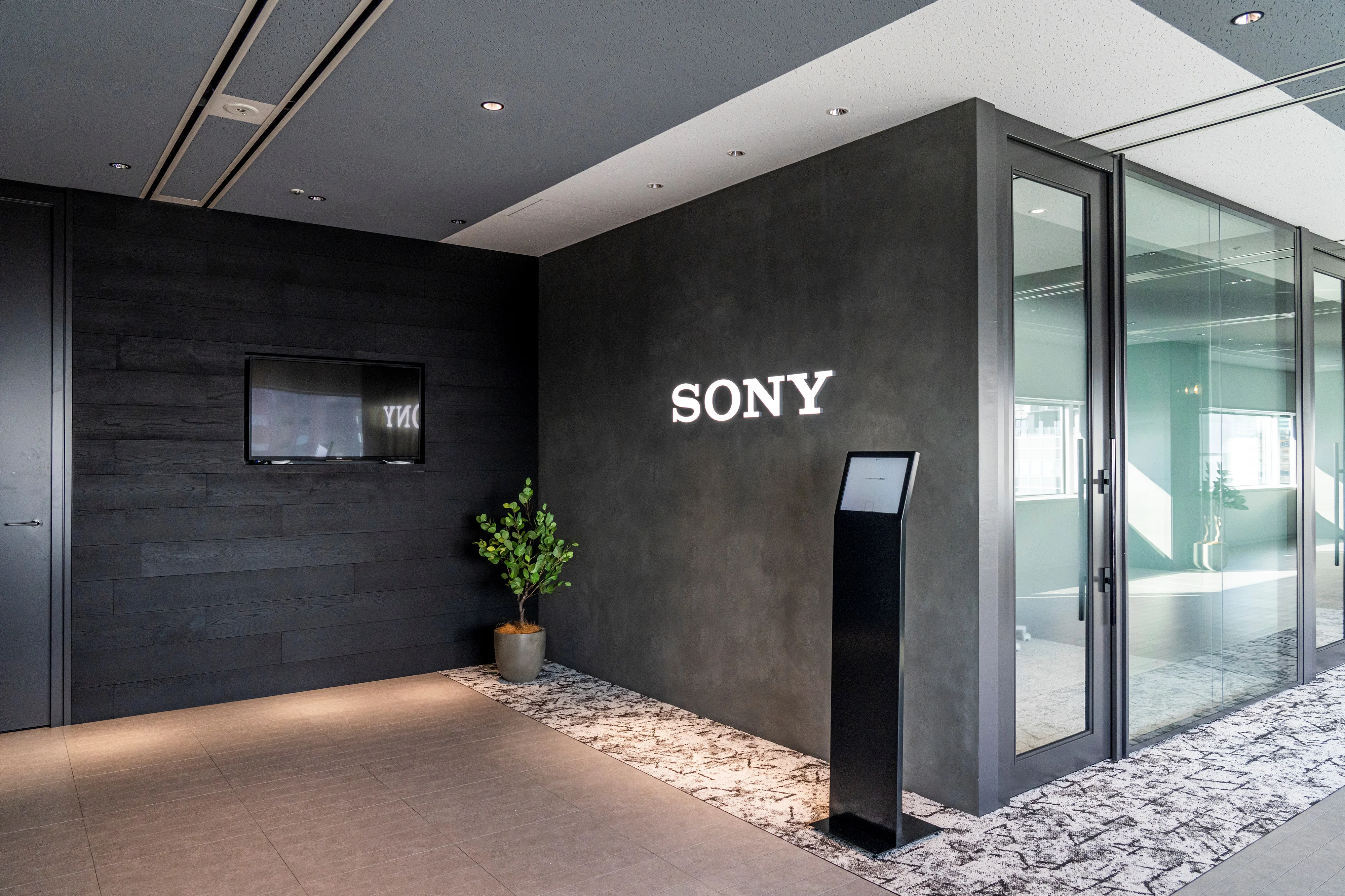 ソニーグループで法人ネットワークを担う、休日131日の営業